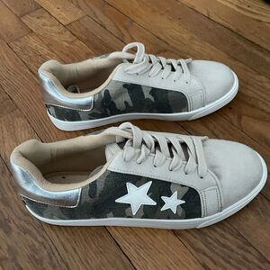 SODA star camo sneakers women’s size 10